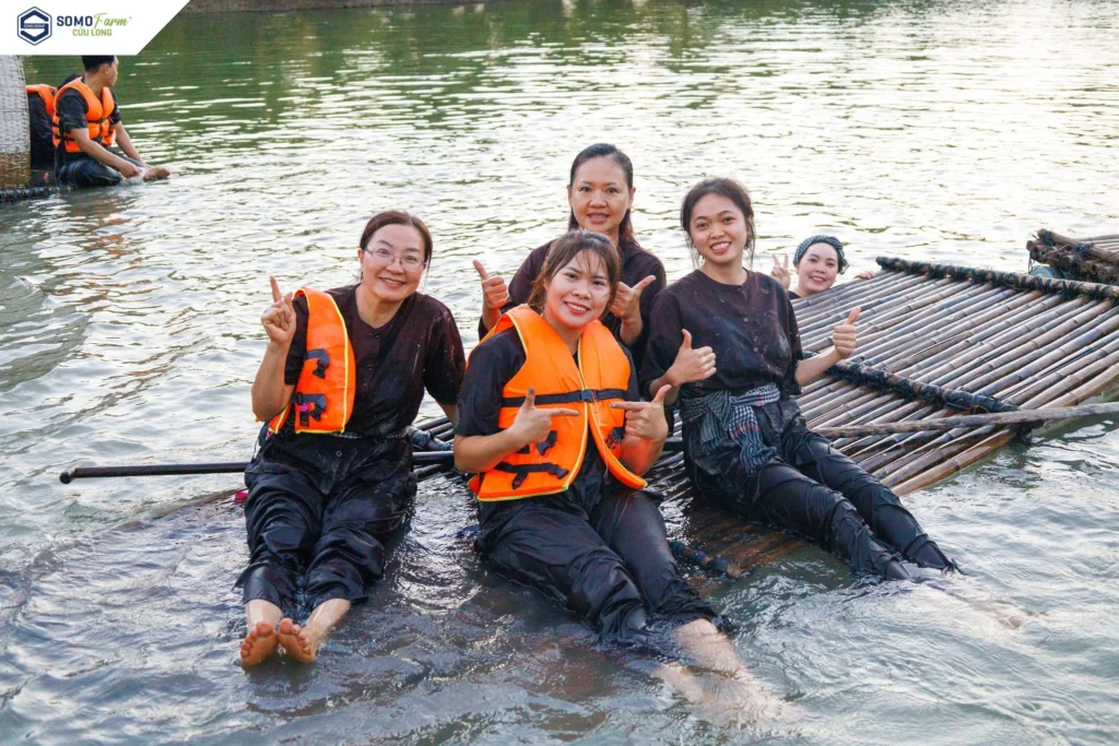 Thử thách chèo bè trên kênh và trò chơi dân gian sông nước